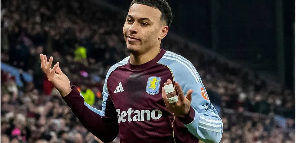 Jugador de Aston Villa levantando las manos en confusión