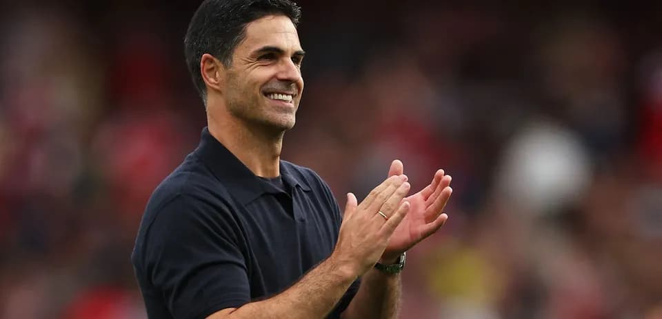 Entrenador aplaudiendo en el campo durante partido