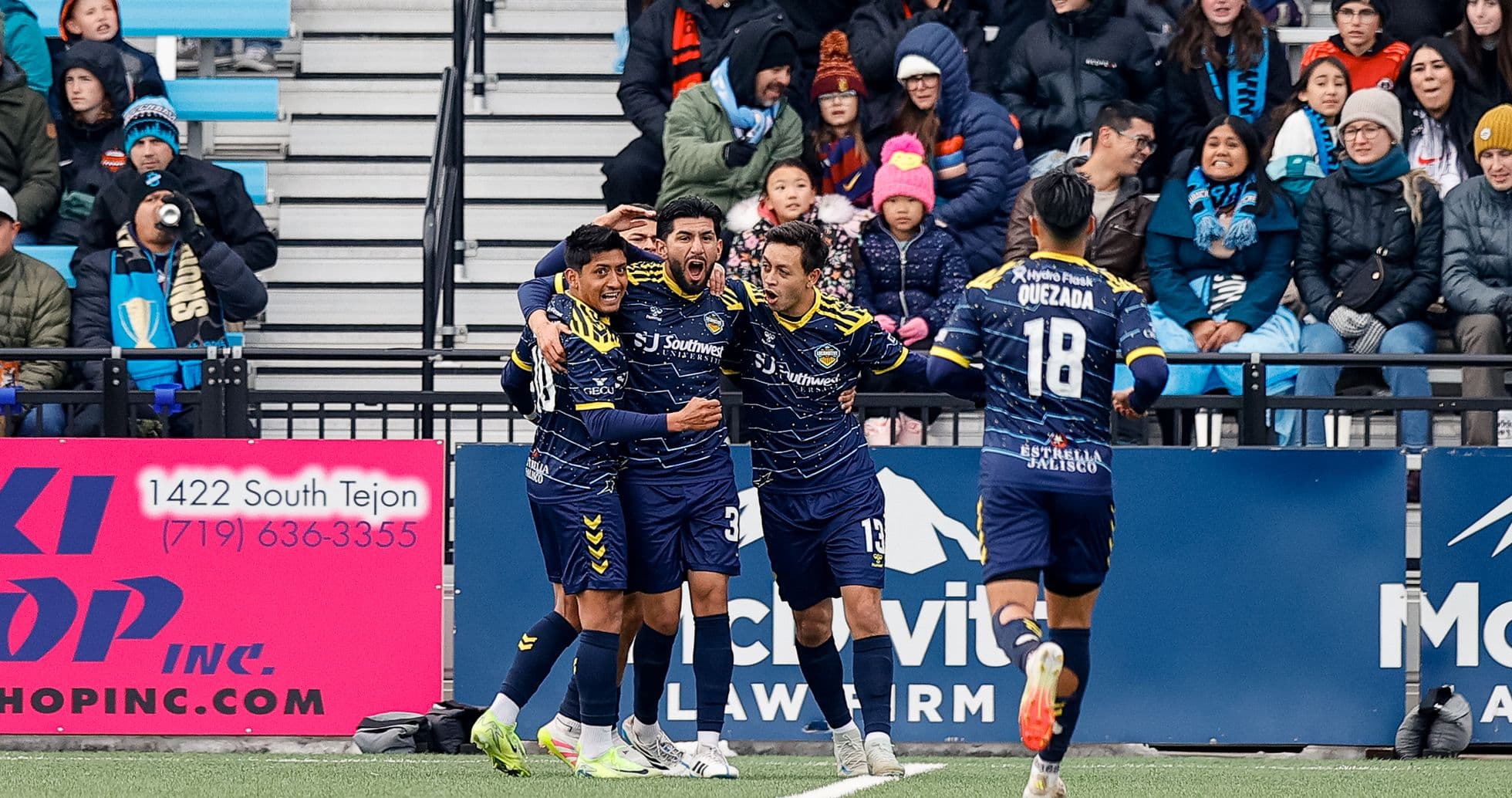 Jugadores de Colorado Springs celebrando un gol