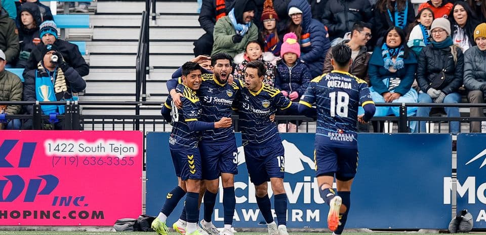 Jugadores de Colorado Springs celebrando un gol