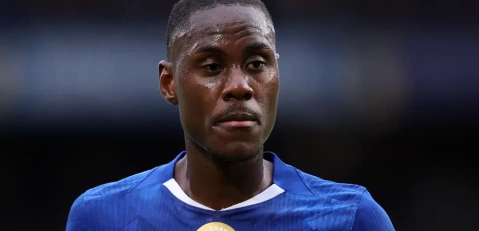 Jugador con camiseta azul durante el partido
