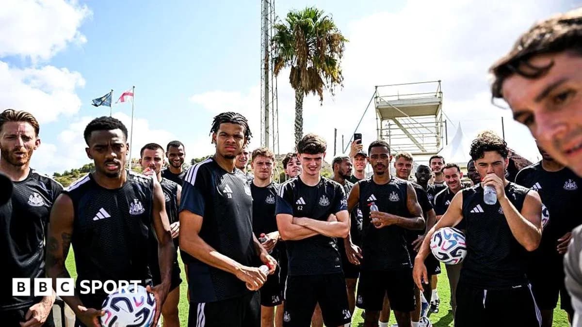 Jugadores de Newcastle en sesión de entrenamiento al aire libre
