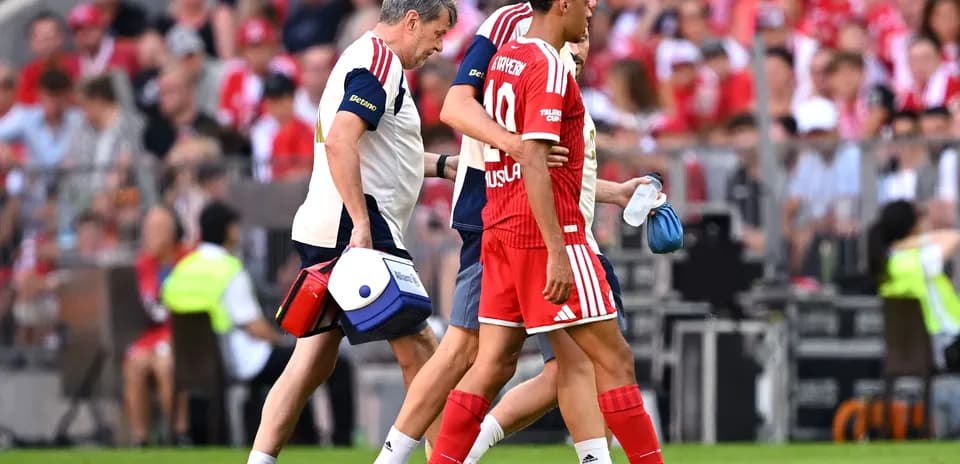 Jugador siendo atendido por el personal médico en el campo