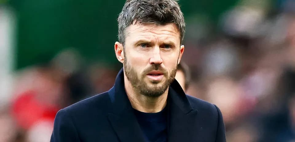 Entrenador en el banquillo durante el partido