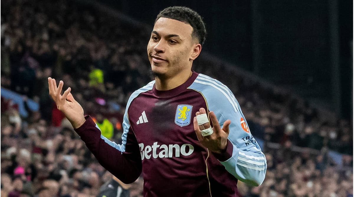 Jugador de Aston Villa gesticulando durante el partido