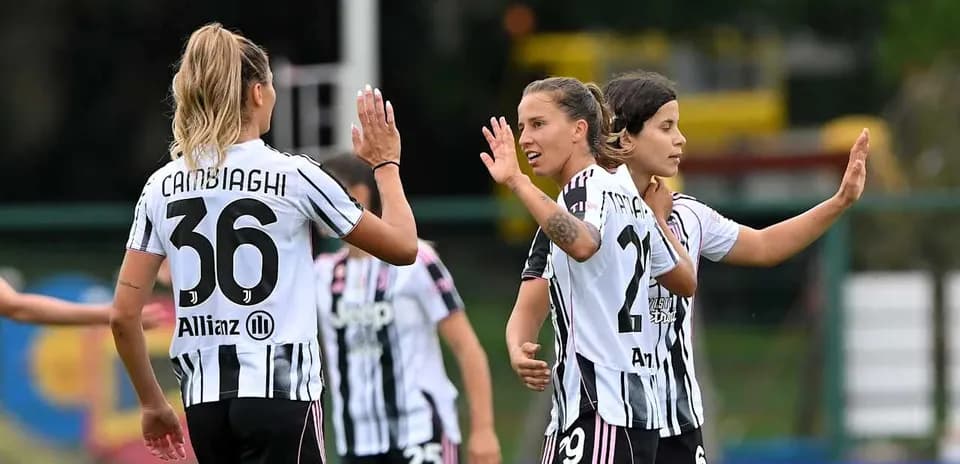 Jugadoras de Juventus celebrando en el partido