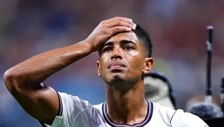 Jugador sosteniendo la cabeza en señal de frustración