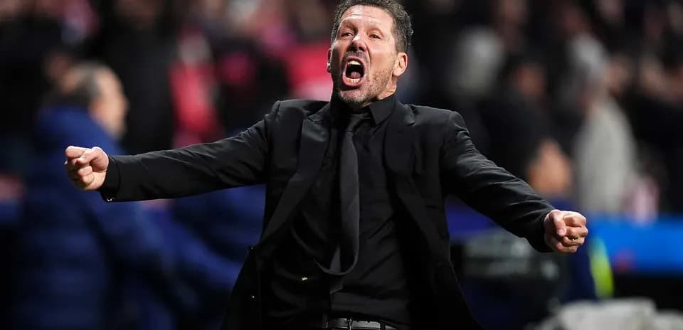 Entrenador gesticulando durante el partido
