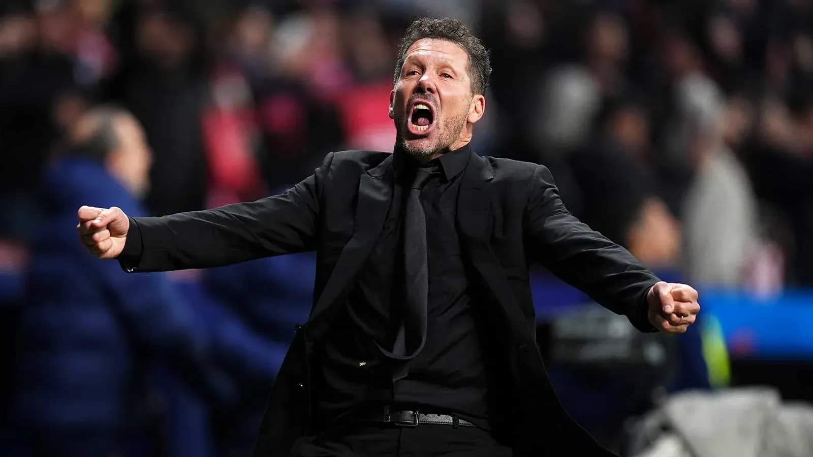 Entrenador gesticulando durante el partido