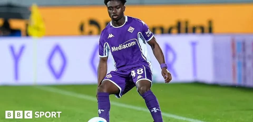 Jugador de la Fiorentina en acción durante el partido