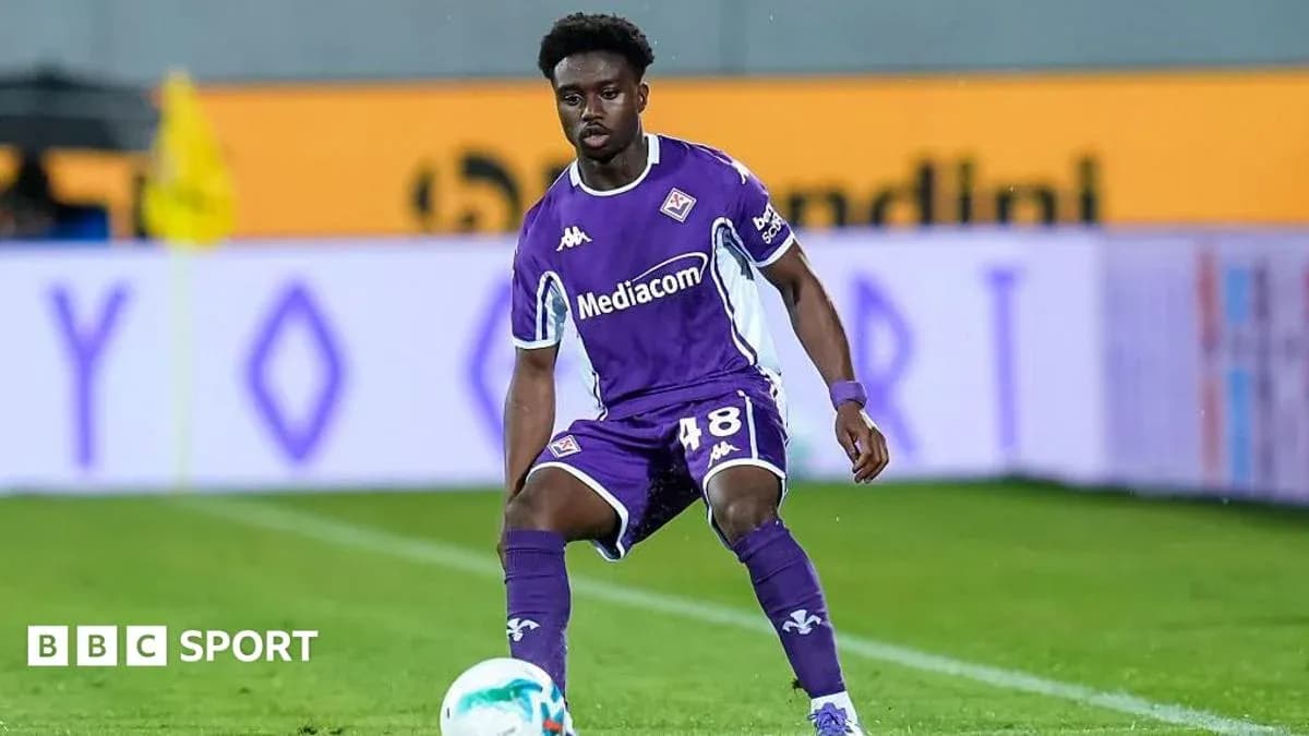 Jugador de la Fiorentina en acción durante el partido