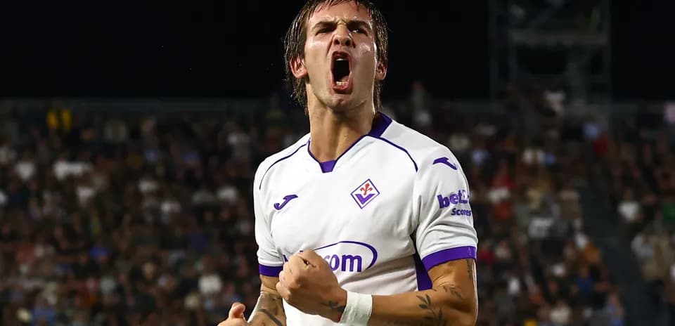 Jugador de Fiorentina celebrando un gol en el estadio