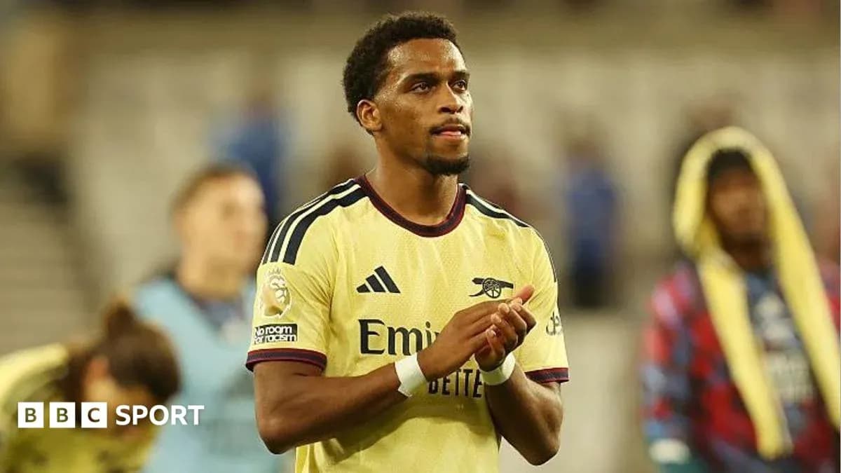 Jugador de Arsenal aplaudiendo tras el partido