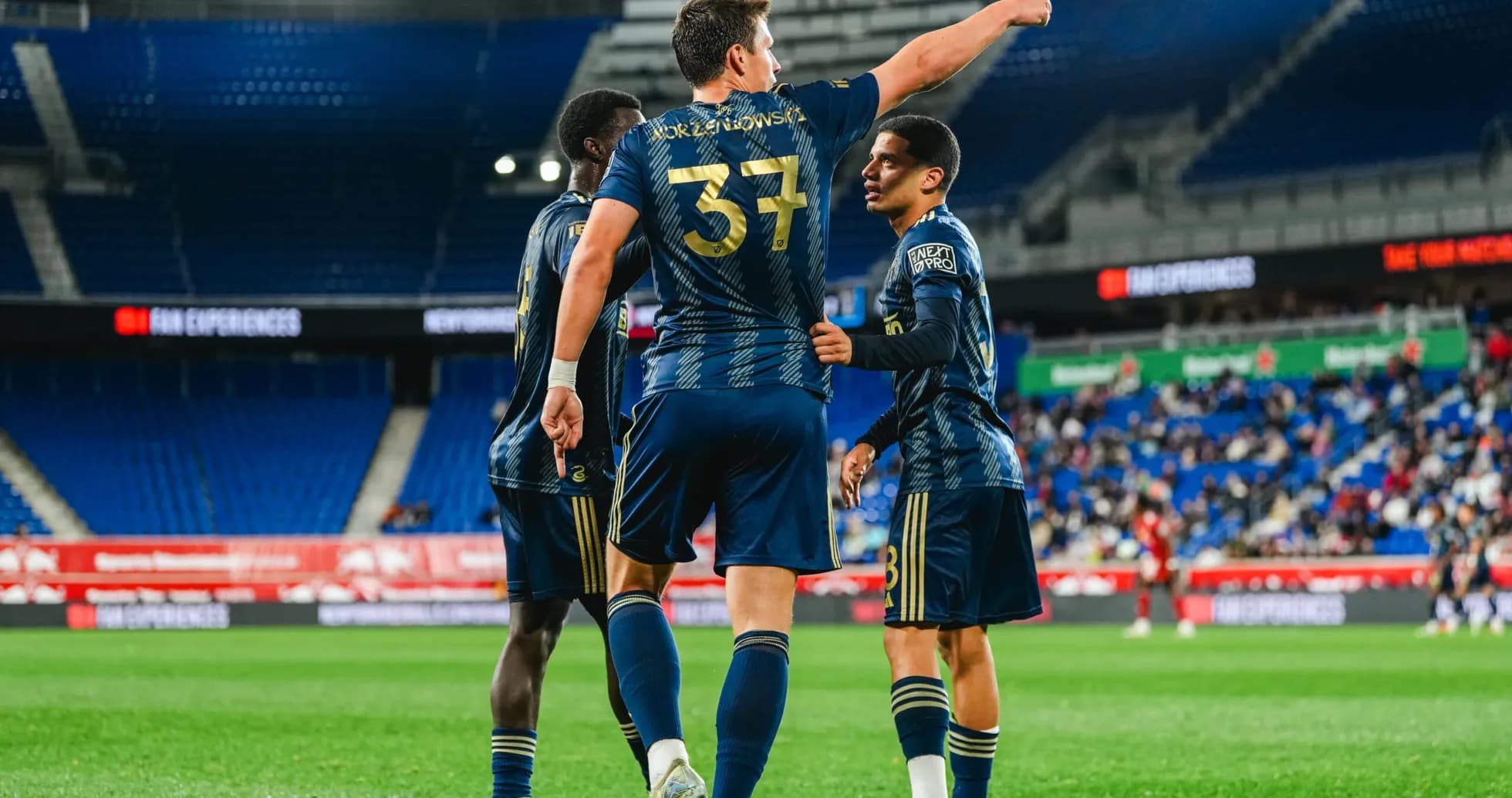 Jugadores celebrando durante el partido
