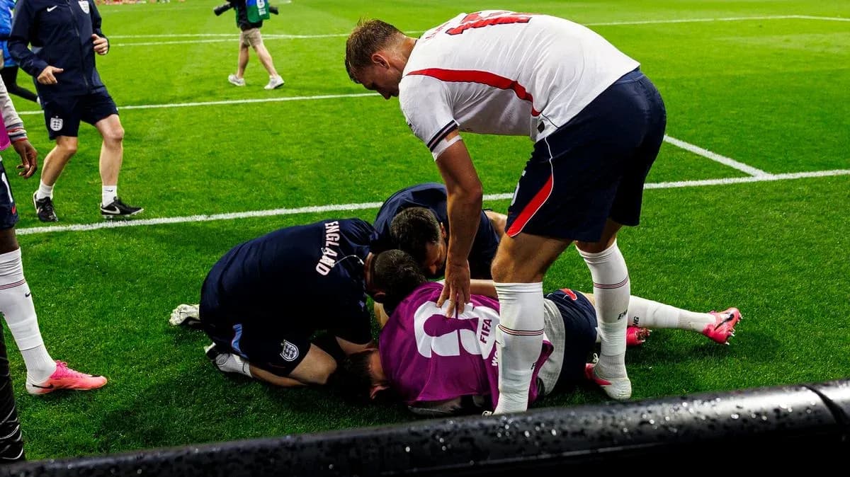 Jugadores de Inglaterra atendiendo a compañero caído