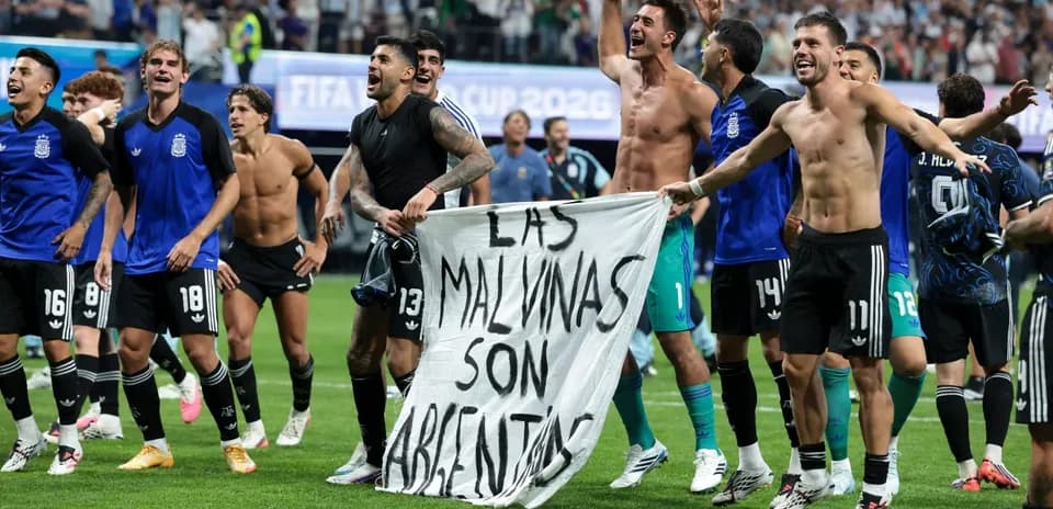 Jugadores argentinos celebrando con una pancarta