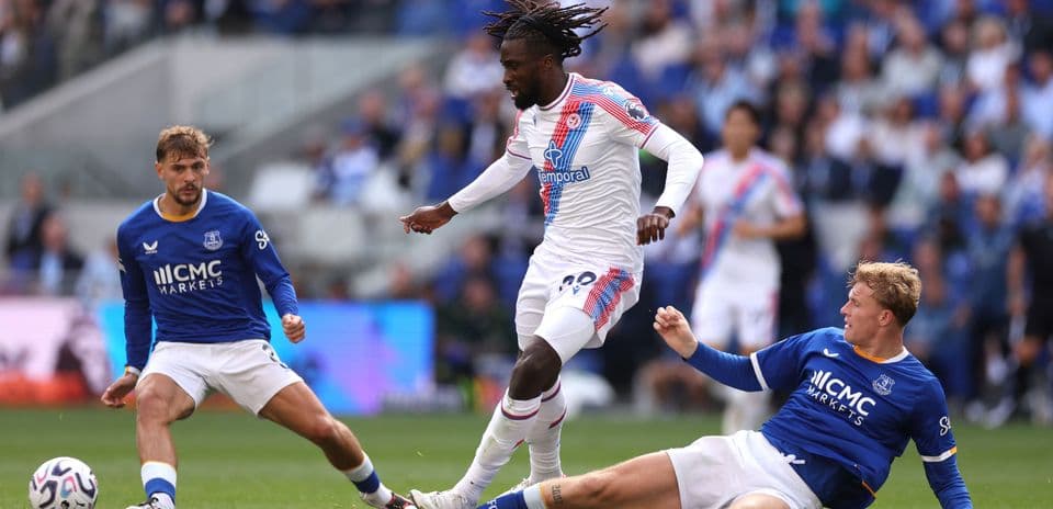 Jugador de Crystal Palace esquivando a dos oponentes