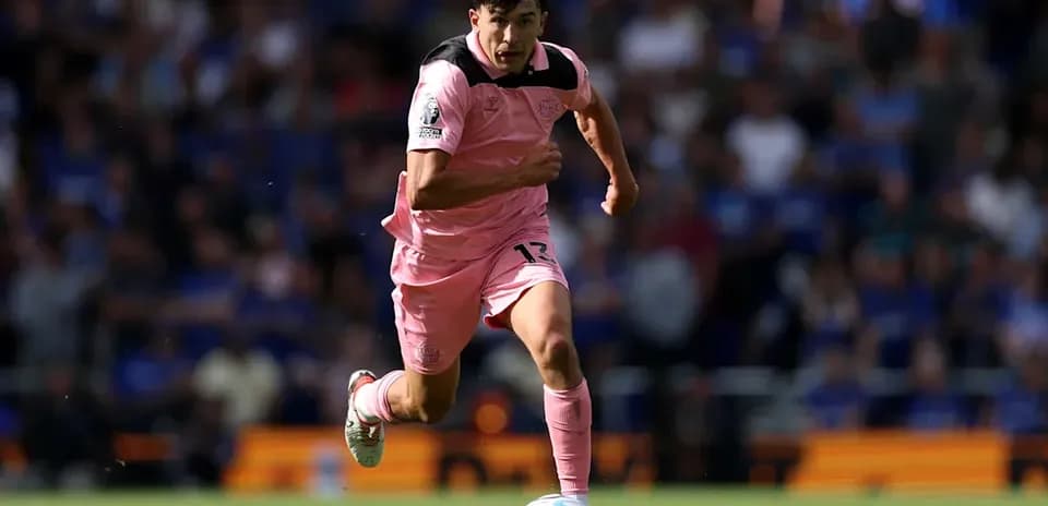 Jugador corriendo tras el balón en el campo
