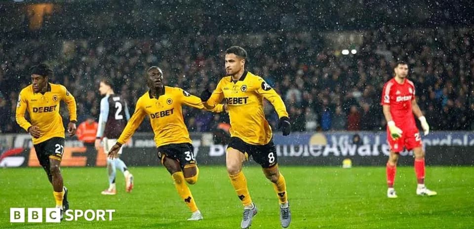 Jugadores de Wolverhampton celebrando un gol en partido