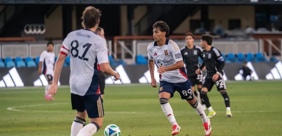 Real Monarchs contra The Town en el campo