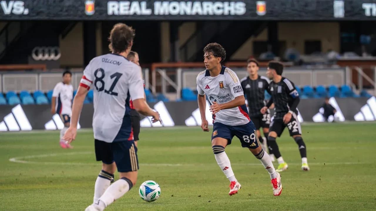 Real Monarchs contra The Town en el campo