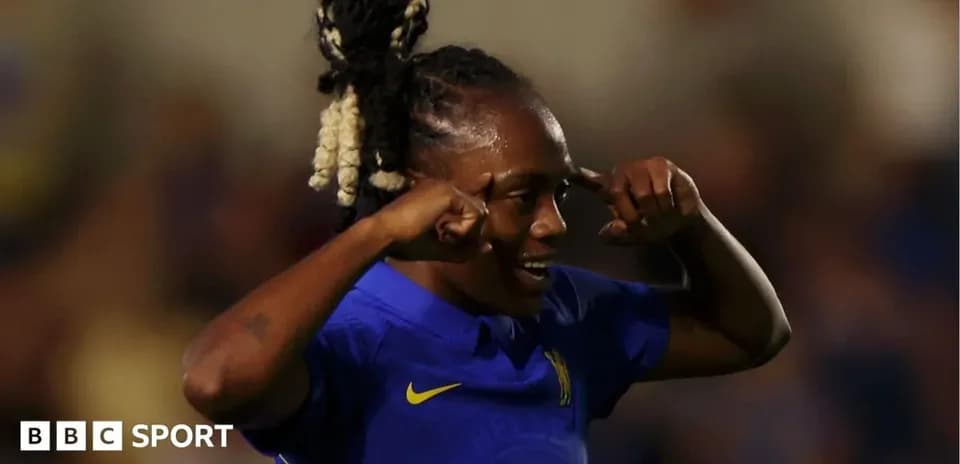Jugadora de Chelsea celebrando un gol con gestos