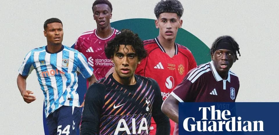 Cinco jóvenes futbolistas de diferentes equipos posando