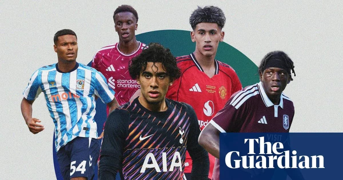 Cinco jóvenes futbolistas de diferentes equipos posando