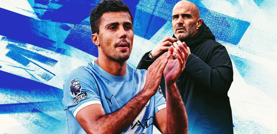 Jugador aplaudiendo con entrenador en fondo azul