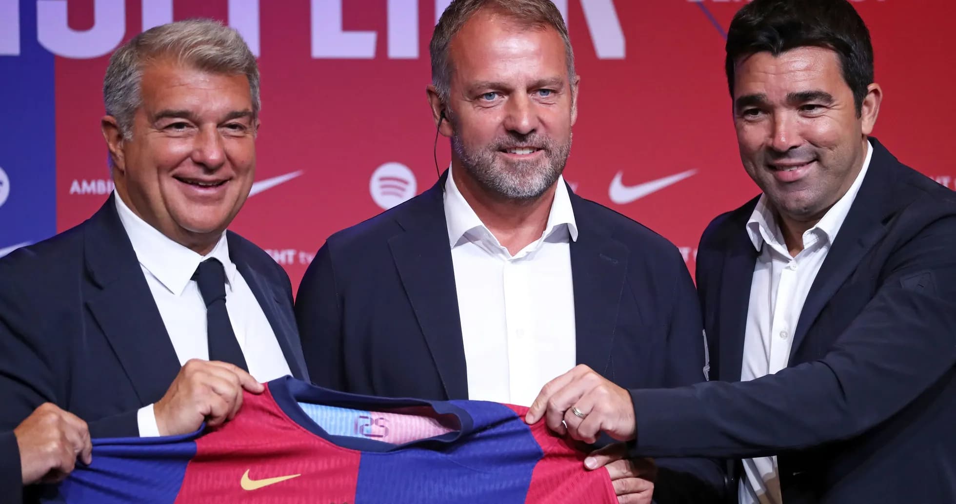 Presentación de nuevo entrenador con camiseta del Barça