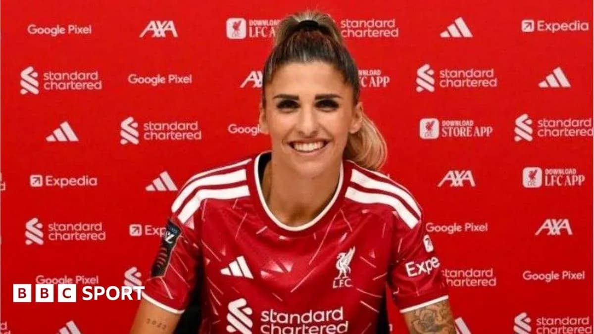 Jugadora de Liverpool posando en conferencia de prensa