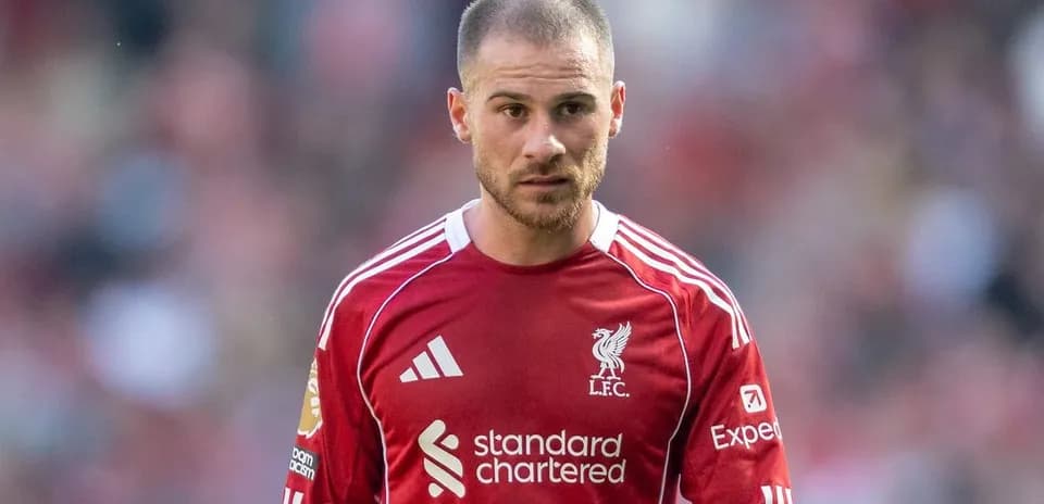 Jugador de Liverpool en uniforme rojo durante el partido