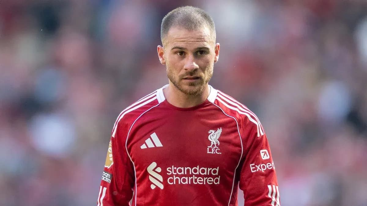 Jugador de Liverpool en uniforme rojo durante el partido