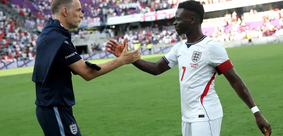 Entrenador y jugador de Inglaterra se saludan tras partido