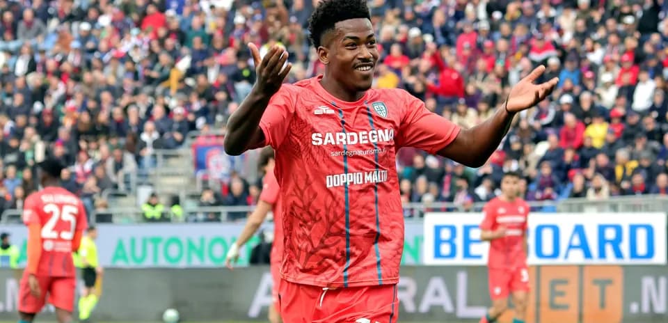 Jugador celebrando en el campo durante el partido