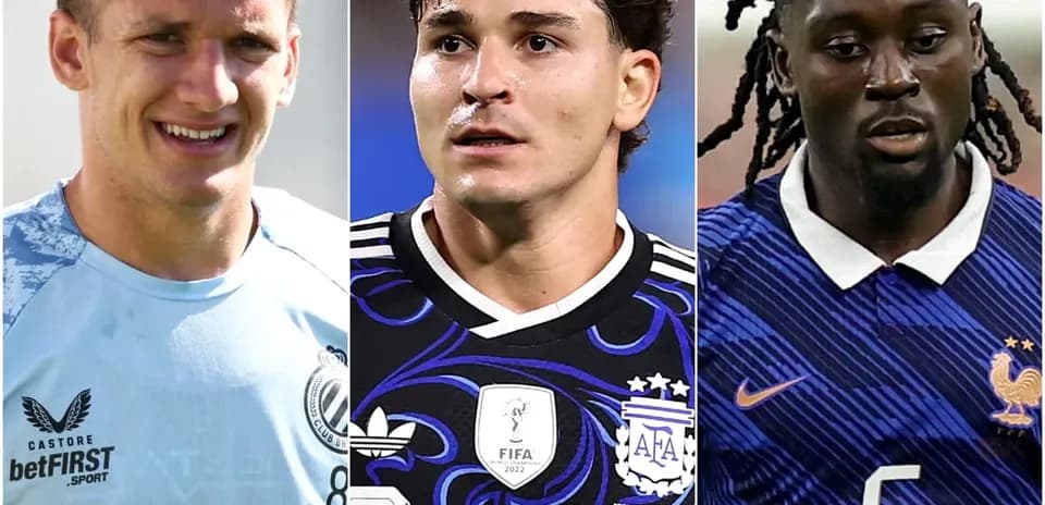 Tres jugadores de fútbol en diferentes uniformes