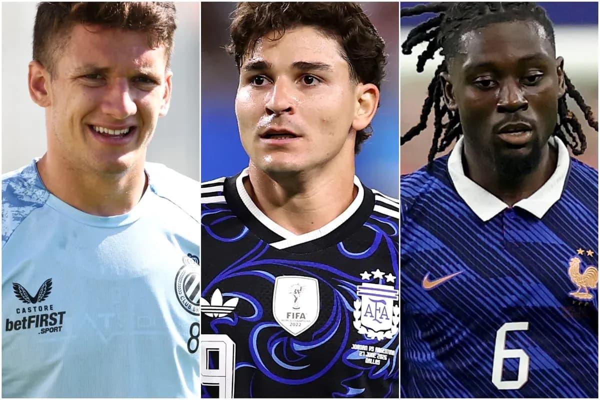 Tres jugadores de fútbol en diferentes uniformes