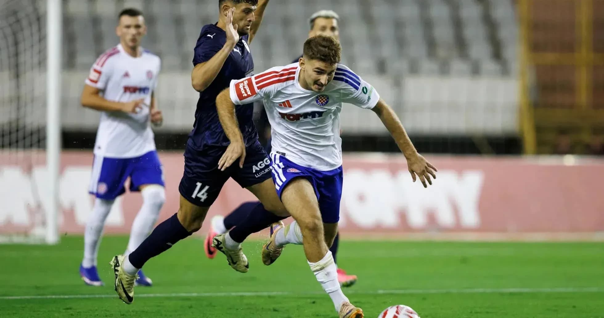 Jugador de HNK Hajduk Split driblando a un oponente