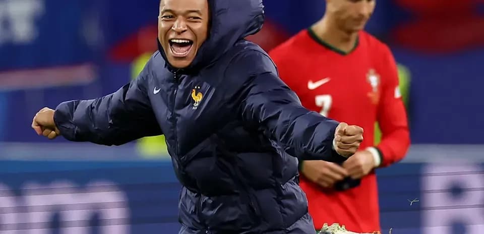 Jugador de Francia celebrando con chaqueta en el campo
