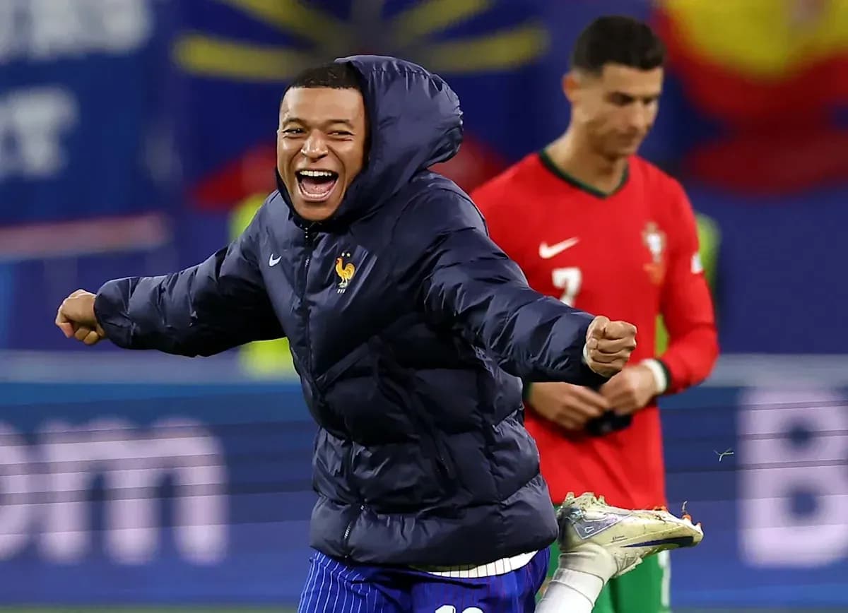 Jugador de Francia celebrando con chaqueta en el campo