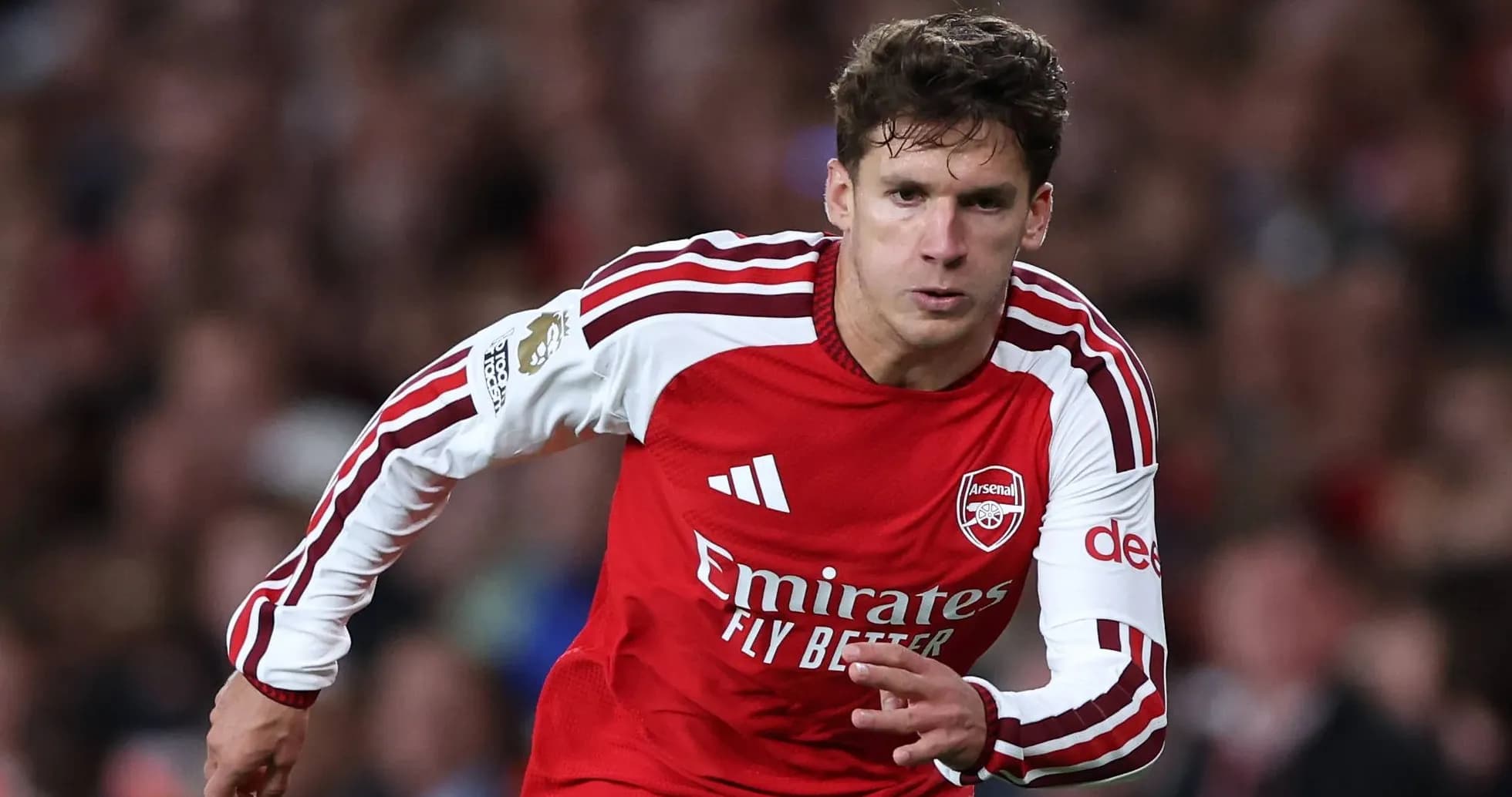 Jugador de Arsenal corriendo durante un partido