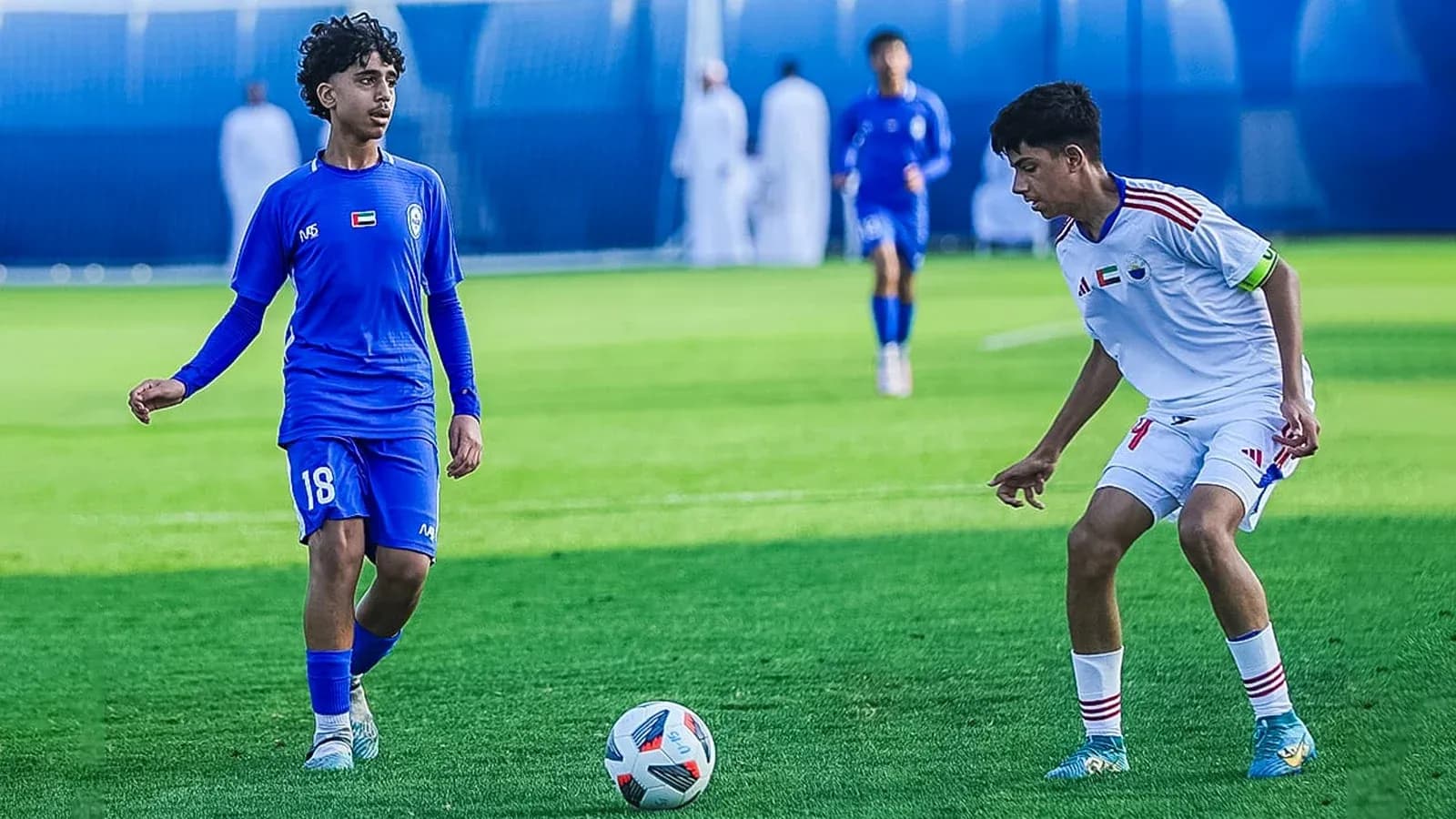 Jugadores de Ittihad Kalba U23 y Al Nasr U23 en el campo