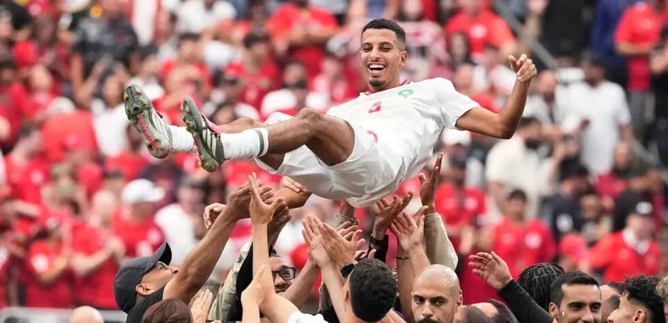 Jugador de Marruecos siendo levantado por compañeros