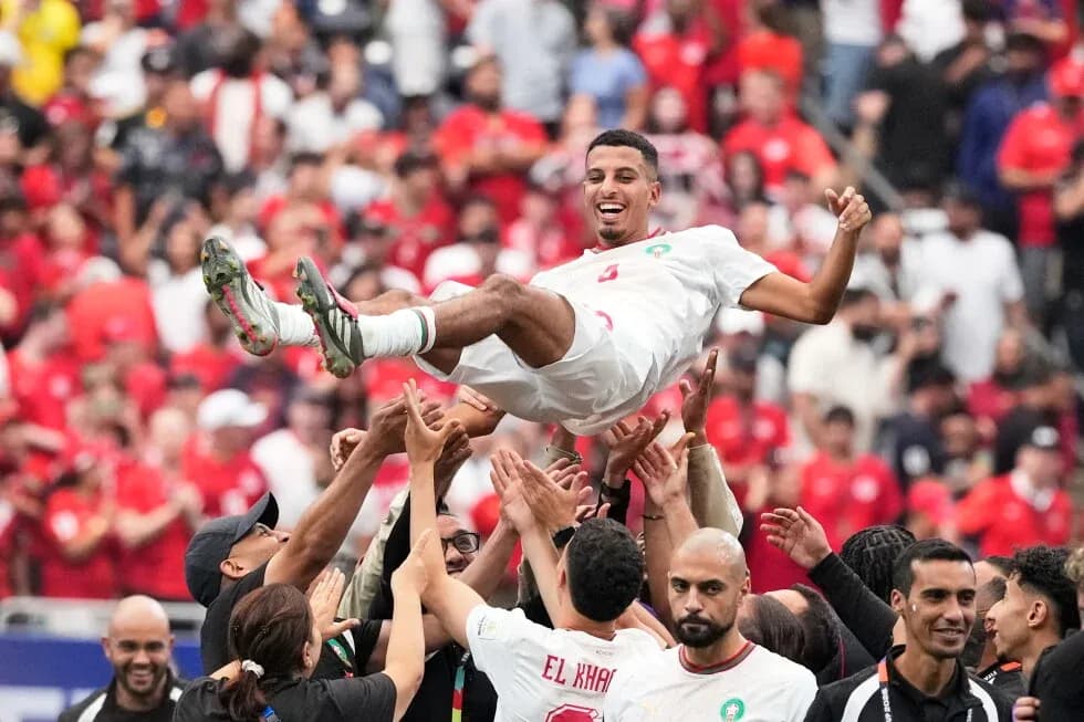 Jugador de Marruecos siendo levantado por compañeros