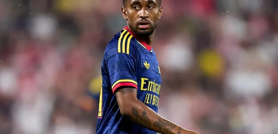 Jugador de Arsenal caminando en el campo durante el partido
