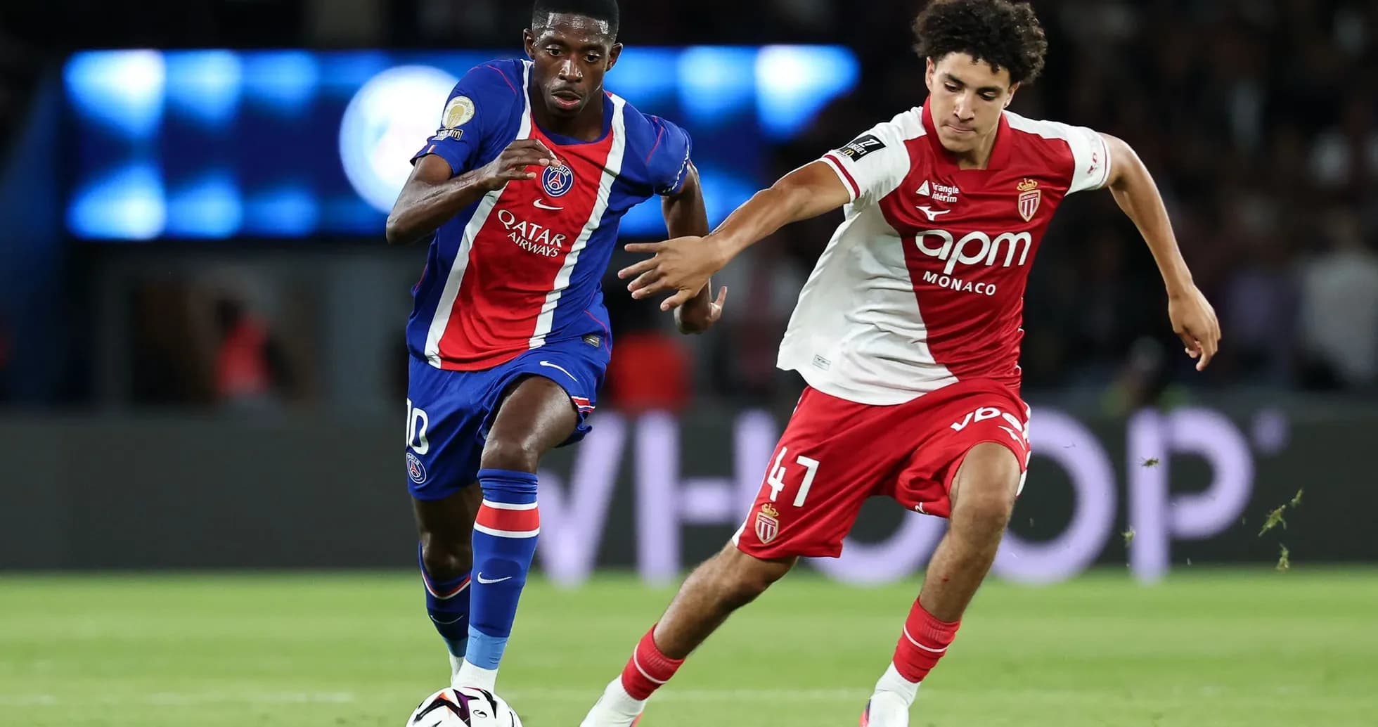 Jugadores de PSG y Mónaco persiguiéndose en el campo