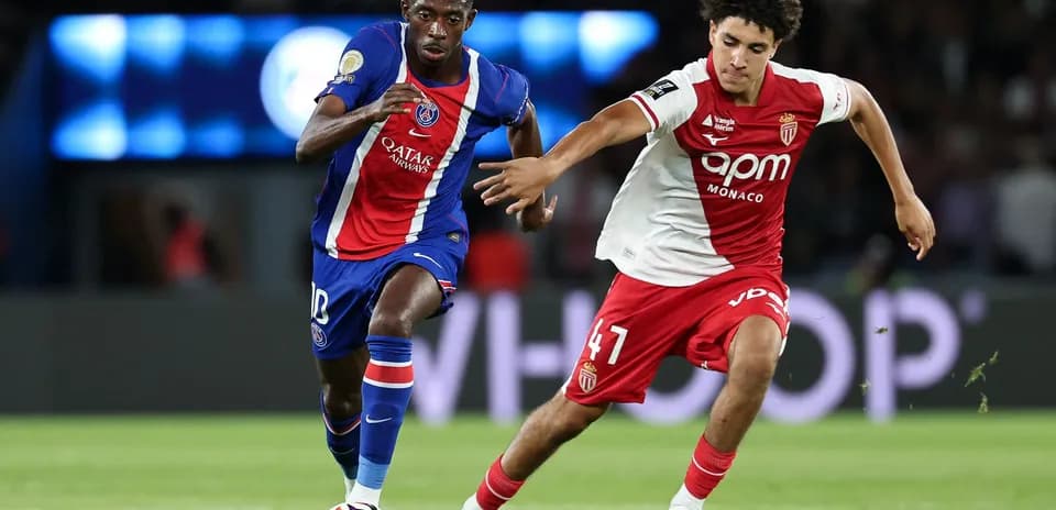 Jugadores de PSG y Mónaco persiguiéndose en el campo