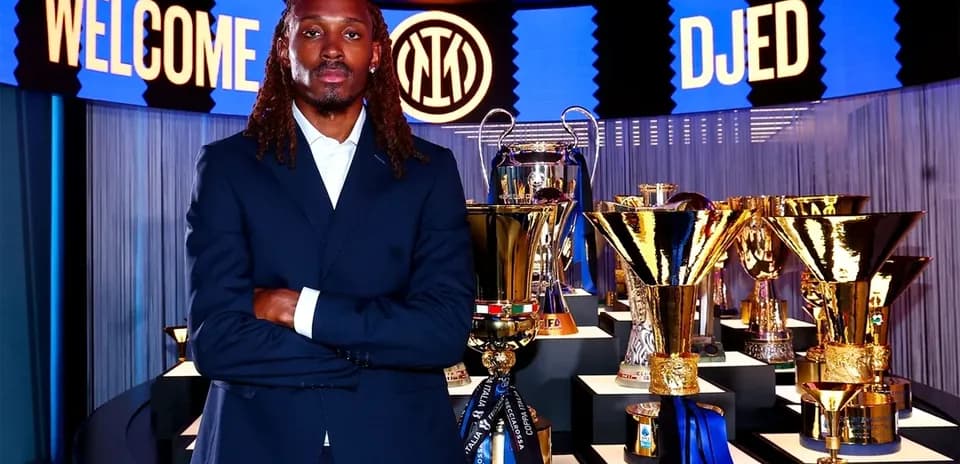 Jugador posando frente a trofeos de Inter de Milán