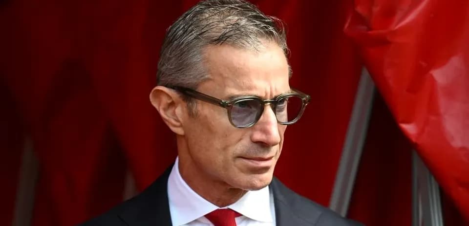 Hombre con gafas en un entorno deportivo