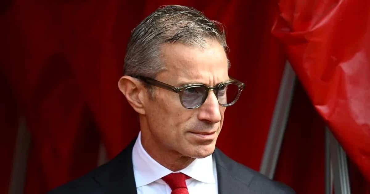 Hombre con gafas en un entorno deportivo
